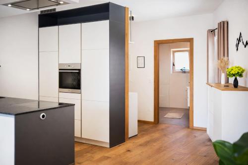 virtuve, ALTE MÜHLE LOFT - Balcony & Mountain View (ALTE MUHLE LOFT - Balcony & Mountain View) in Brixlegg