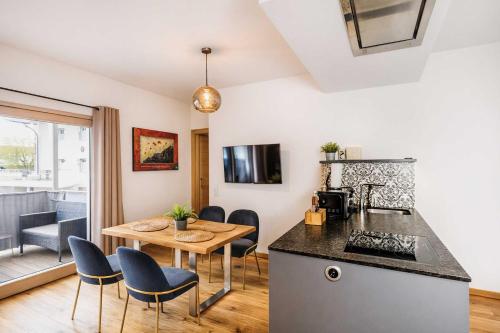 virtuve, ALTE MÜHLE LOFT - Balcony & Mountain View (ALTE MUHLE LOFT - Balcony & Mountain View) in Brixlegg