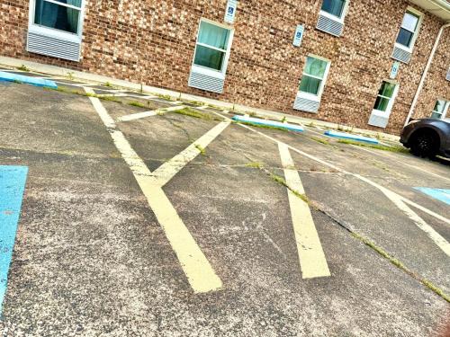 University Inn of Carbondale - image 36
