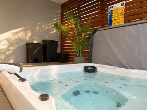 Wollongong Family Home with Jacuzzi & Garden – khách sạn tại Quận Fairy Meadow