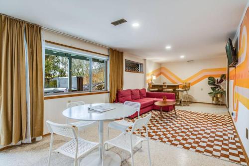 Basement Apartment w/ Hot Tub & Bombshelter! in Burien (WA)