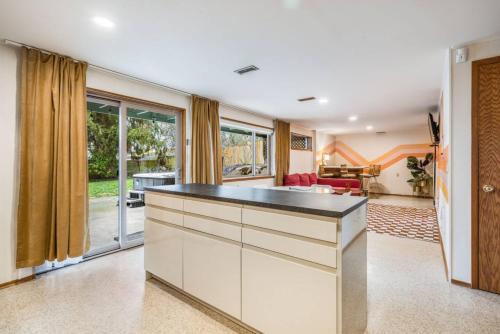 Basement Apartment w/ Hot Tub & Bombshelter! in Burien (WA)