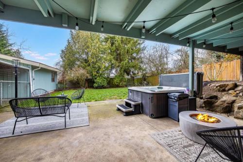 Basement Apartment w/ Hot Tub & Bombshelter! in Burien (WA)