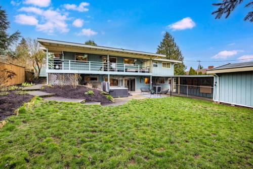 Basement Apartment w/ Hot Tub & Bombshelter! in Burien (WA)