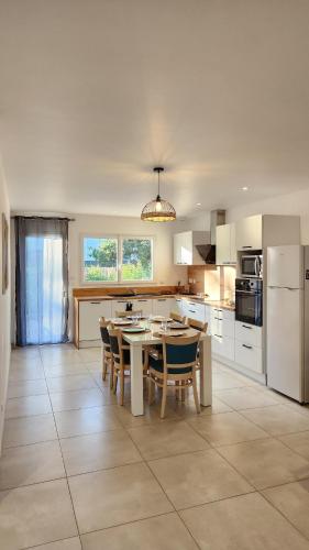 Villa 2 chambres avec grand jardin, terrasse, WIFI, Climatisation, BBQ, Parking - Location, gîte - Thuir