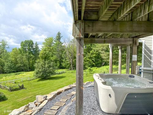 Sugarbush Vista w New Hot Tub in Warren (VT)