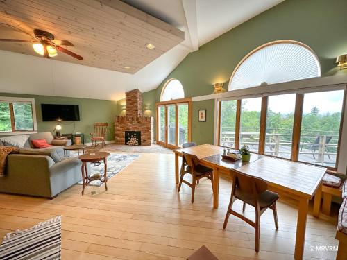 Sugarbush Vista w New Hot Tub in Warren (VT)
