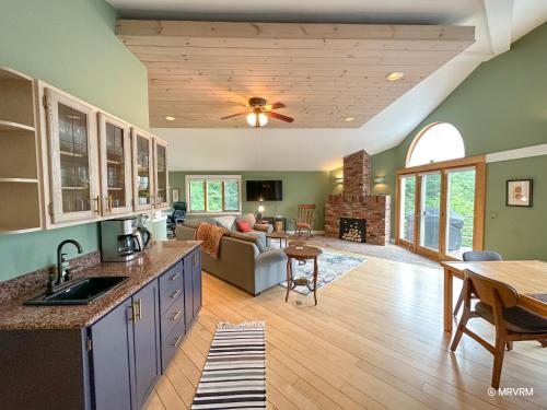 Sugarbush Vista w New Hot Tub in Warren (VT)