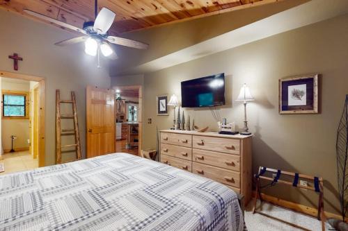 Bear Necessity Cabin in Hiawassee, USA