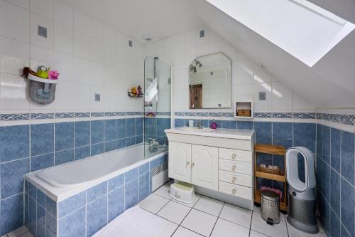 Ванна кімната, Cénaelle - Jolie maison familiale proche de Caen (Cenaelle - Jolie maison familiale proche de Caen) in Herouville-Saint-Clair