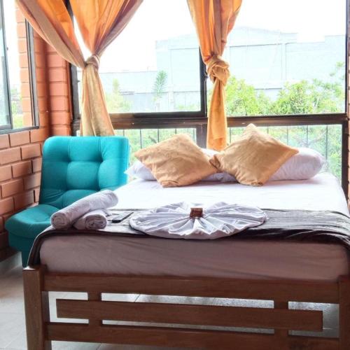 1 twin bed, 1 futon bed