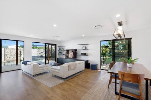 Luxury Burleigh House - Pool - Beach - Ensuites in Burleigh Waters