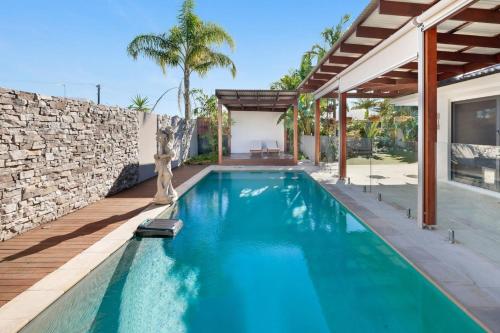Luxury Burleigh House - Pool - Beach - Ensuites in Burleigh Waters