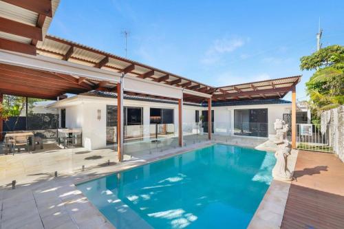 Luxury Burleigh House - Pool - Beach - Ensuites in Burleigh Waters