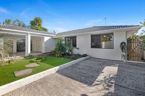 Luxury Burleigh House - Pool - Beach - Ensuites in Burleigh Waters