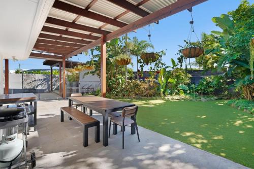 Luxury Burleigh House - Pool - Beach - Ensuites in Burleigh Waters