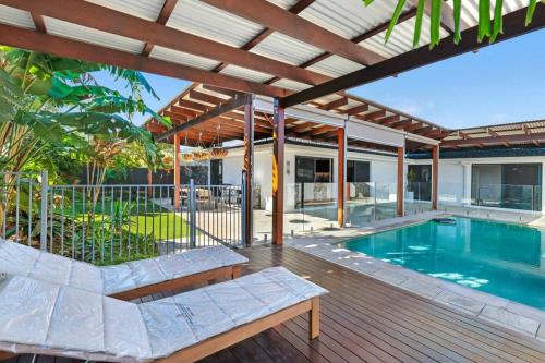Luxury Burleigh House - Pool - Beach - Ensuites in Burleigh Waters