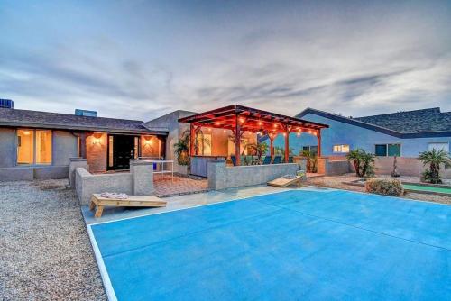 Massive 19BR Phoenix Estate Private Pool and Hot Tub Sleeps 32 Pet-Friendly – khách sạn tại Bắc Phoenix