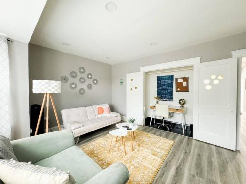 Retro Nostalgic Condo in the heart of Lakewood in Lakewood (OH)