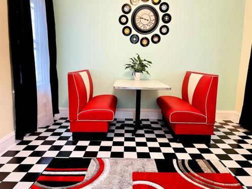 Retro Nostalgic Condo in the heart of Lakewood in Lakewood (OH)