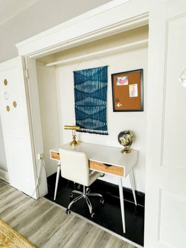 Retro Nostalgic Condo in the heart of Lakewood in Lakewood (OH)