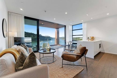 Catalina Bay Waterfront Retreat - Views - Carpark in 賀生維爾