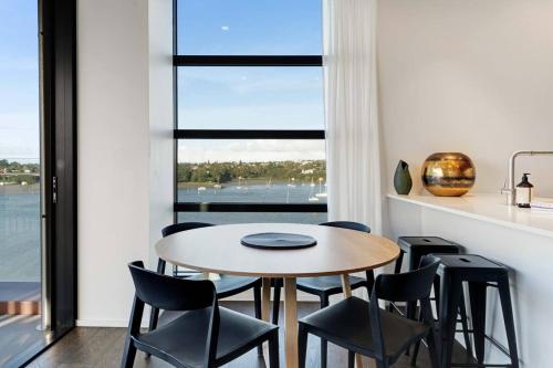 Catalina Bay Waterfront Retreat - Views - Carpark - image 2