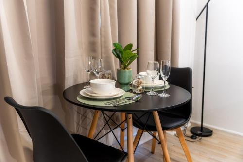 Luxe City Apt with Rooftop Pool Gym Free Parking - image 2