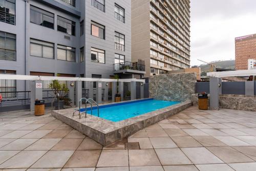 Luxe City Apt with Rooftop Pool Gym Free Parking - image 12