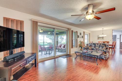Lakefront Frostproof Retreat with Private Beach in Frostproof