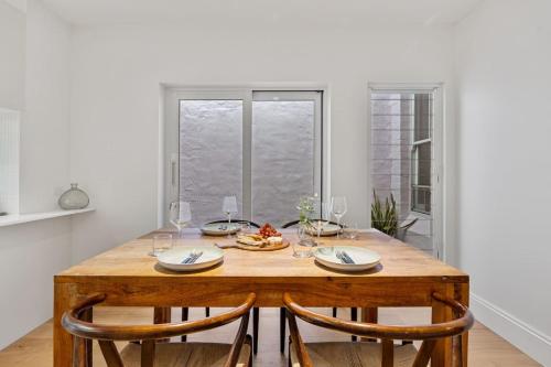 Charming Sunlit Terrace in Vibrant Newtown - image 3