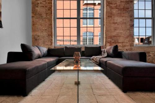 Relaxing and Luxurious Stay Steps from Downtown - image 7