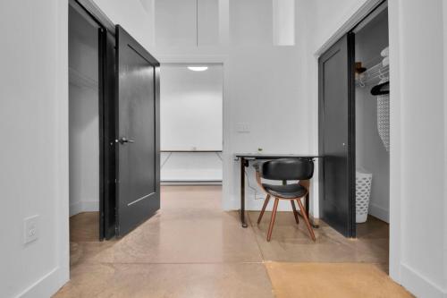 Relaxing and Luxurious Stay Steps from Downtown - image 6
