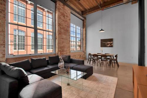 Relaxing and Luxurious Stay Steps from Downtown - image 11