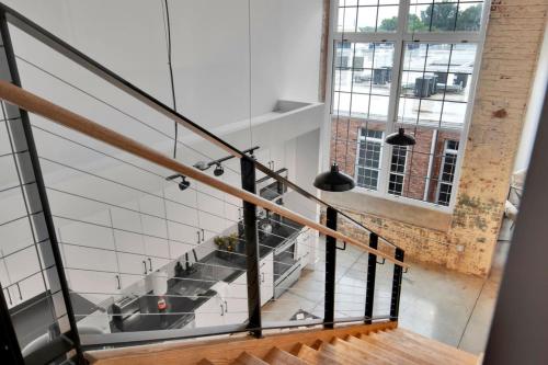 Huge Open Loft Arts District 5 mins to DT GVL - image 5