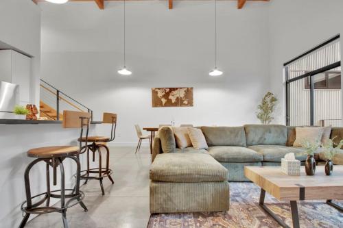 Stylish Roomy 2BD Loft Pool 5 mins to DT GVL - image 10