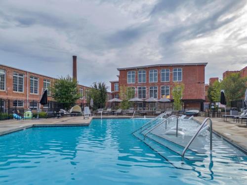 Stylish Roomy 2BD Loft Pool 5 mins to DT GVL - image 4