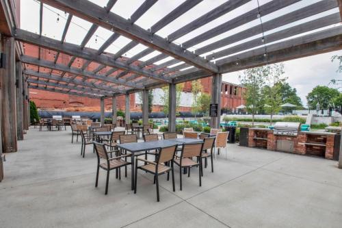 Stylish Roomy 2BD Loft Pool 5 mins to DT GVL - image 6