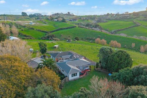 Pokeno Country Retreat - Spa, BBQ and Rural Views