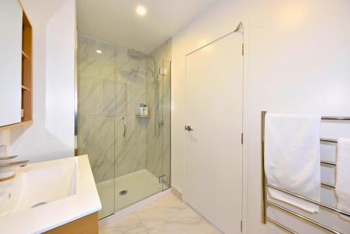 Contemporary City Stay with Wellness Access – khách sạn tại Sydenham