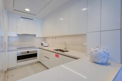 Kitchen, Vacationer Holiday Homes l Mesmerizing 2 Bed l Canal and Burj Views in Jumeirah
