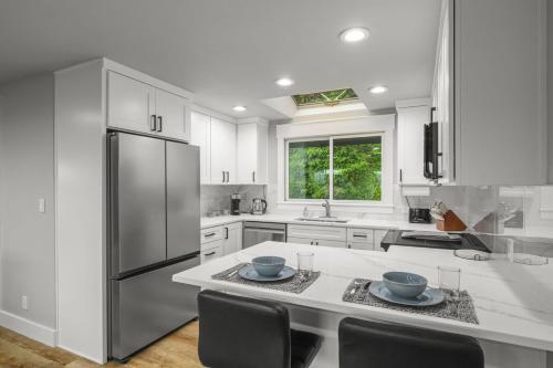 2BR 1BA Sammamish Lakeview Oasis Bellevue - image 2