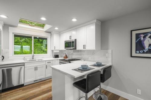 2BR 1BA Sammamish Lakeview Oasis Bellevue - image 6
