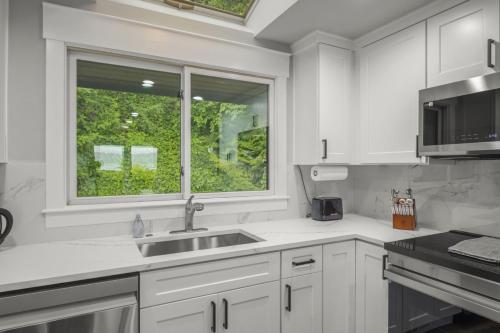 2BR 1BA Sammamish Lakeview Oasis Bellevue - image 5