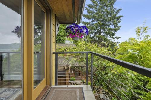 2BR 1BA Sammamish Lakeview Oasis Bellevue in Northeast Bellevue (WA)