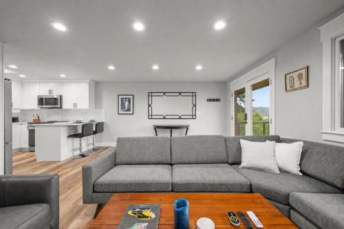2BR 1BA Sammamish Lakeview Oasis Bellevue - main image