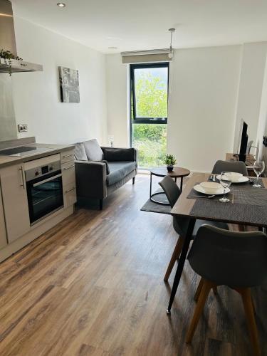 Near Old Trafford & Media City 2BR Flat, Mánchester