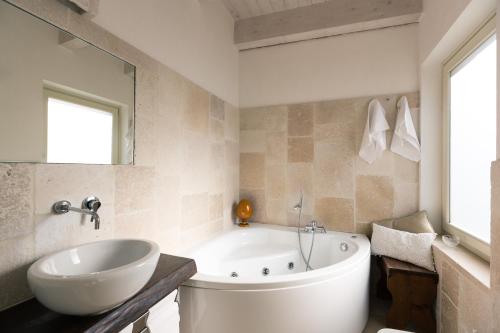 Suite, deluxe, spa bathtub