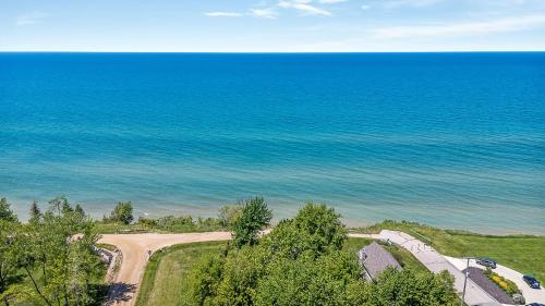 Beachfront Haven - Sunset Views - Hot Tub - BBQ - Family Friendly - image 11