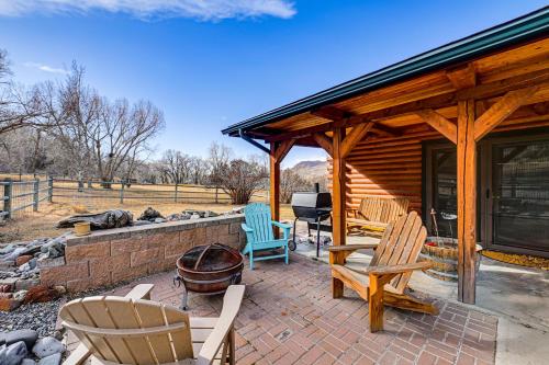 . Mtn-View Deck & Fire Pit! 2-Cabin Retreat in Cody